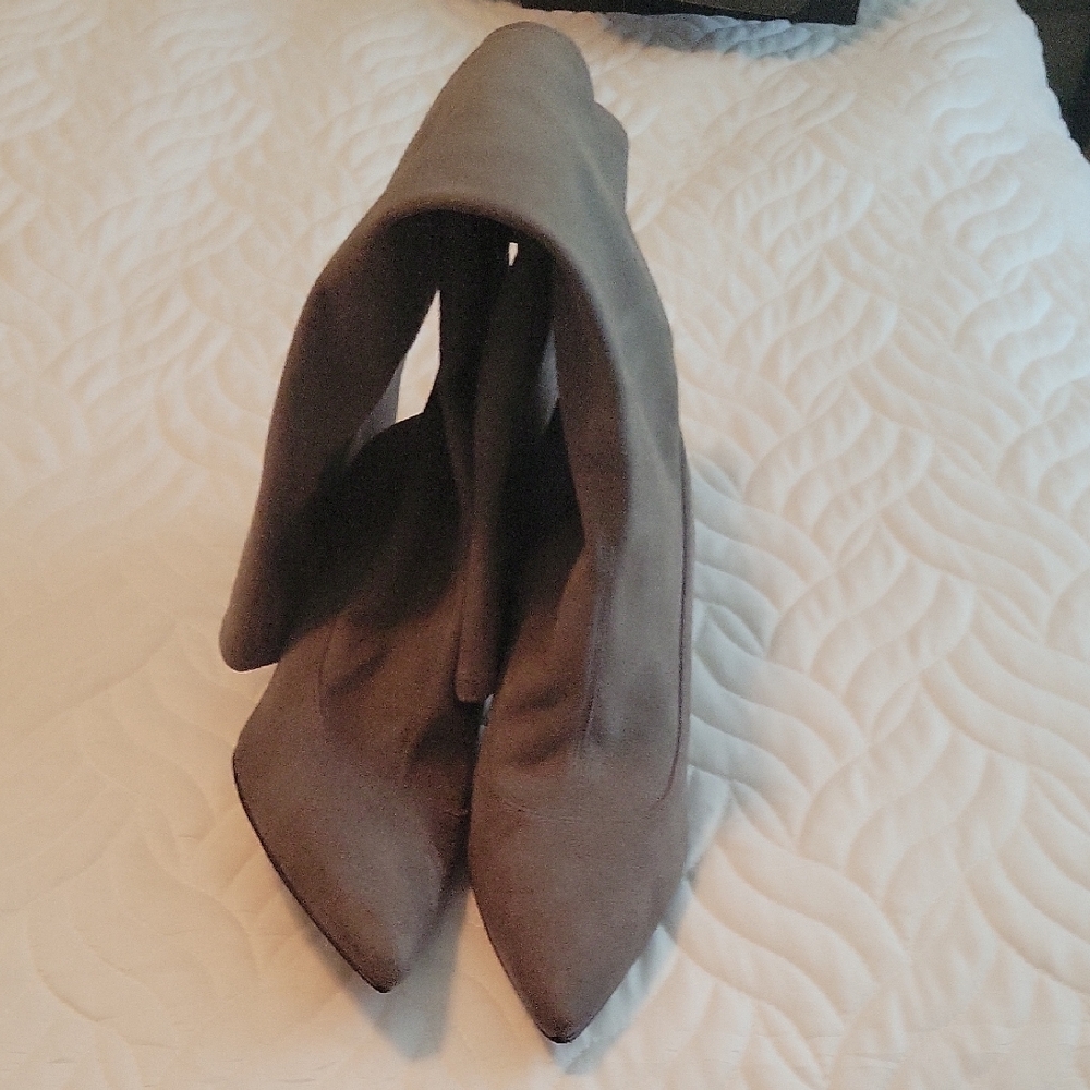 Elegant Gray Suede Women's Boots
